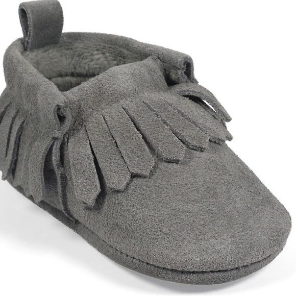 5/$25 Bearpaw suede Infant 0-6mo booties - Picture 1 of 6